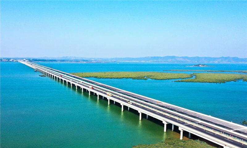 蘭州至?？诟咚俟窂V西欽州至北海段改擴建工程鐵山港跨海特大橋.jpg